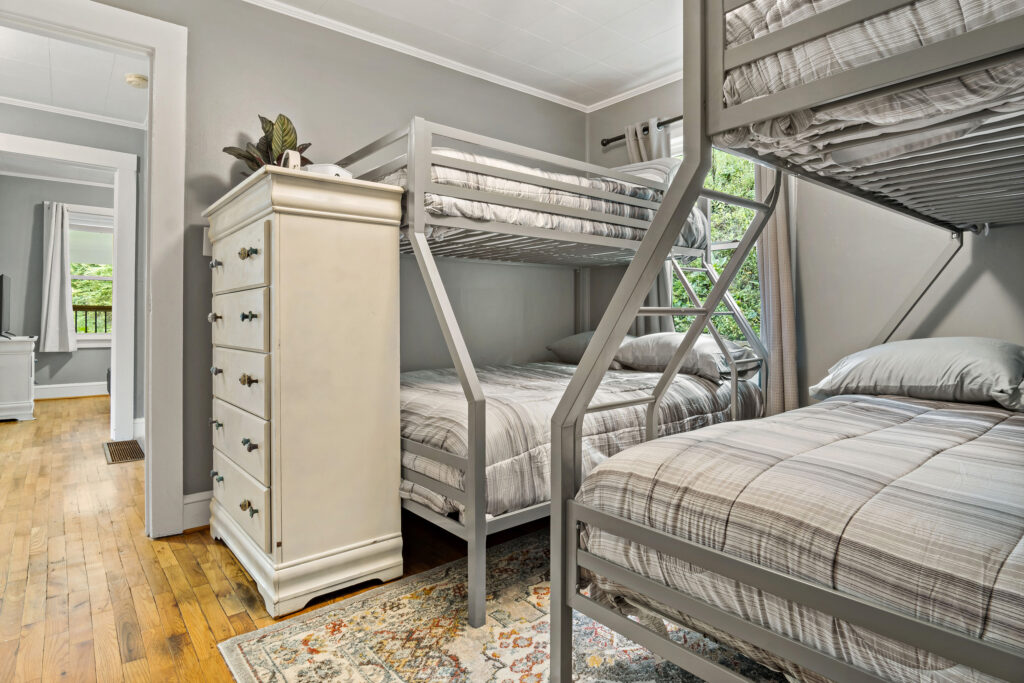 26-41BlackstoneAve_025